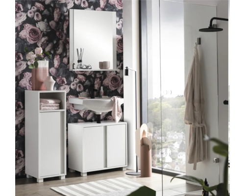 Moderná kúpeľňa s umývadlom, zrkadlom, kúpeľňovým nábytkom a kvetinovou tapetou