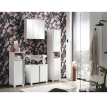 Moderná kúpeľňa s bielym nábytkom, umývadlom, zrkadlovou skrinkou a kvetinovou tapetou