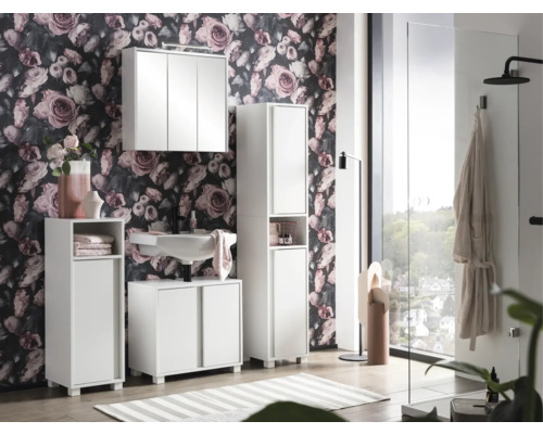 Moderná kúpeľňa s bielym nábytkom, umývadlom, zrkadlovou skrinkou a kvetinovou tapetou