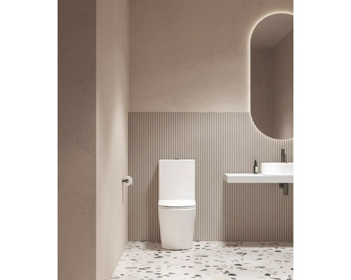 Moderná kúpeľňa s toaletou, umývadlom a zrkadlom