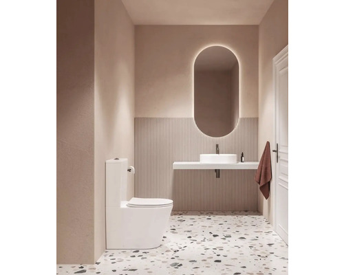 Moderná kúpeľňa s toaletou, umývadlom a zrkadlom