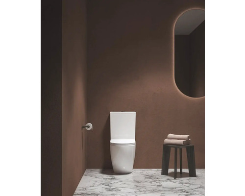 Moderná kúpeľňa s toaletou, zrkadlom a stoličkou