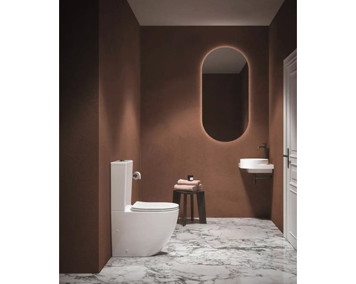 Moderná kúpeľňa s toaletou, umývadlom a osvetleným zrkadlom