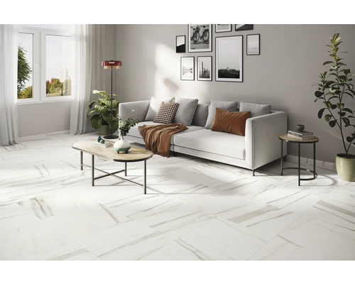 Svetlá obývacia izba s dlažbou vzhľadu mramoru, pohovkou, stolom a dekoráciou