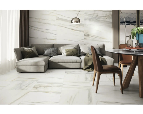 Svetlá obývacia izba s mramorovou dlažbou, pohovkou a jedálenským stolom