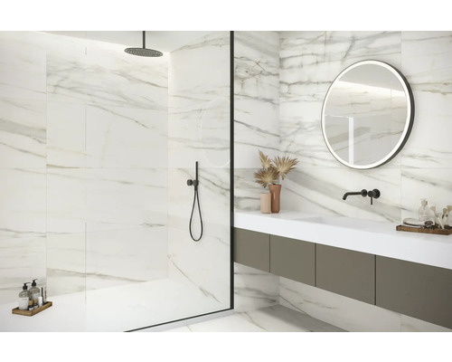 Moderná kúpeľňa s mramorovými obkladmi, sprchou a umývadlom