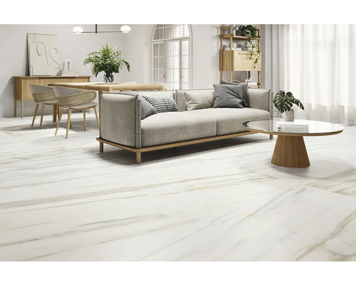 Svetlá obývacia izba s podlahovými dlaždicami so vzhľadom mramoru, pohovkou, stolom a stoličkami.