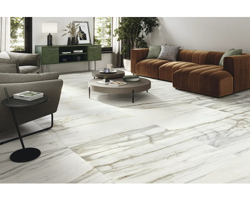 Svetlá obývacia izba s dlaždicami so vzhľadom mramoru, pohovkou a konferenčným stolíkom