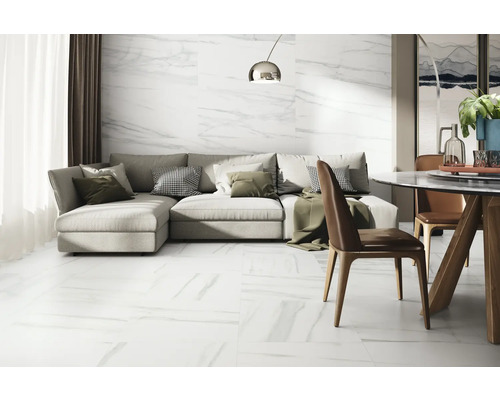 Svetlá obývacia izba s dlažbou so vzhľadom mramoru, pohovkou a jedálenským kútom