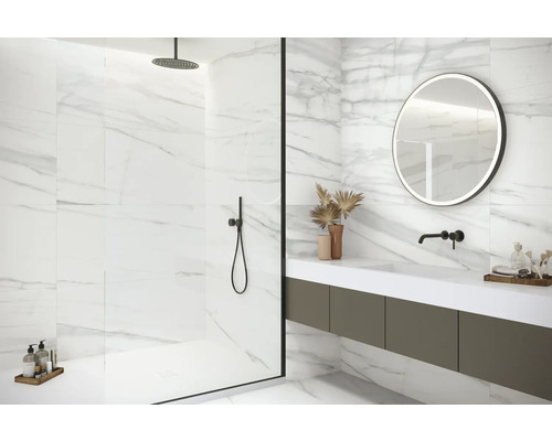 Moderná kúpeľňa s mramorovými obkladmi, sprchou a umývadlovou skrinkou so zrkadlom