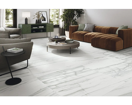 Obývacia izba s bielou mramorovou dlažbou, hnedou sedačkou a konferenčným stolíkom