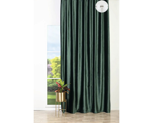 Dekoratívny záves pred oknom a izbovou rastlinou