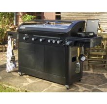 Čierny plynový gril so šiestimi horákmi, bočnými stolíkmi a háčikmi na príslušenstvo na vonkajšie použitie.