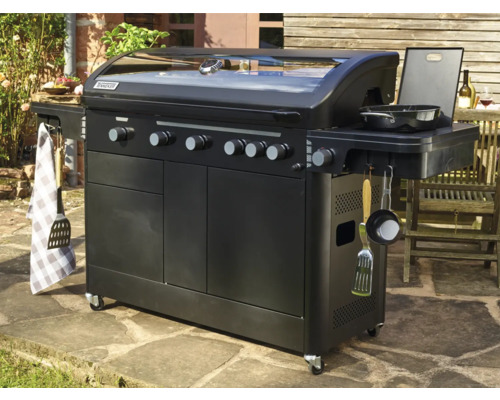 Čierny plynový gril so šiestimi horákmi, bočnými stolíkmi a háčikmi na príslušenstvo na vonkajšie použitie.