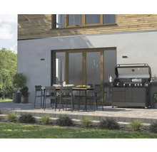 Terasa so záhradným stolom, stoličkami a grilom pred fasádou domu