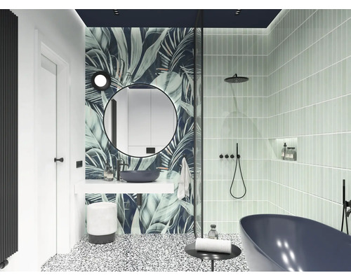 Moderná kúpeľňa so sprchou, umývadlom, zrkadlom a dekoratívnou stenou