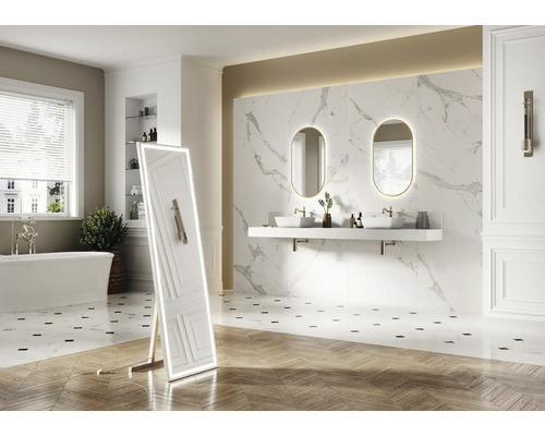 Svetlá kúpeľňa s vaňou, umývadlom, zrkadlami a stojacim zrkadlom