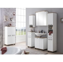 Kúpeľňa s umývadlom, zrkadlovou skrinkou a vysokými skrinkami v bielej farbe a vzhľade dreva