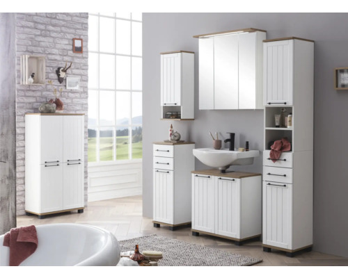 Kúpeľňa s umývadlom, zrkadlovou skrinkou a vysokými skrinkami v bielej farbe a vzhľade dreva