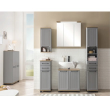 Kúpeľňa s umývadlom, zrkadlovou skriňou a vysokými skriňami vo vidieckom štýle