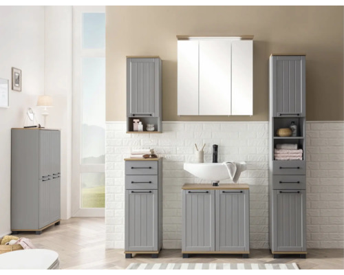 Kúpeľňa s umývadlom, zrkadlovou skriňou a vysokými skriňami vo vidieckom štýle