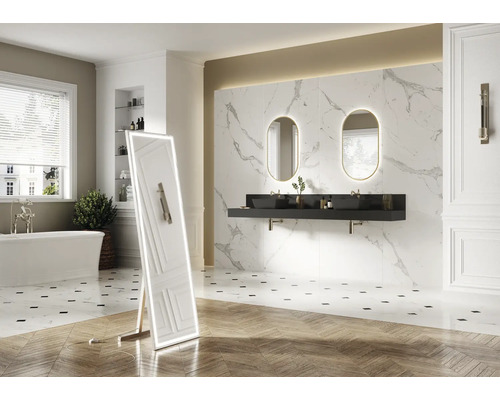 Svetlá kúpeľňa s voľne stojacou vaňou, umývadlom so zrkadlami a stojacim zrkadlom