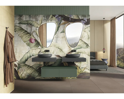 Moderná kúpeľňa s dvoma umývadlami, zrkadlami a botanickou tapetou.