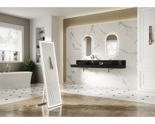 Svetlá kúpeľňa s voľne stojacou vaňou, umývadlom s dvoma umývadlami, zrkadlami a stojacim zrkadlom