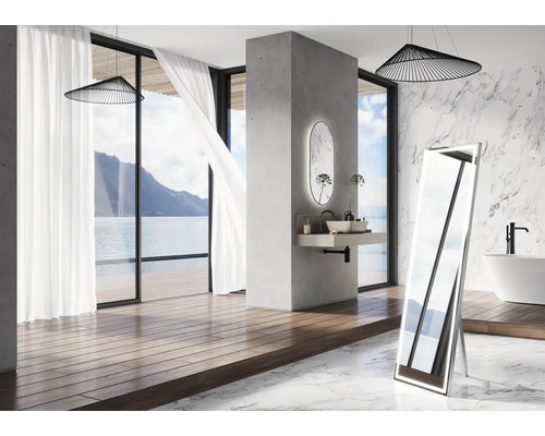 Kúpeľňa s voľne stojacim zrkadlom, umývadlom, vaňou a výhľadom na more