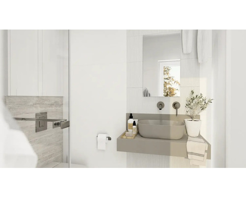 Svetlá kúpeľňa s umývadlom, zrkadlom a uterákmi.