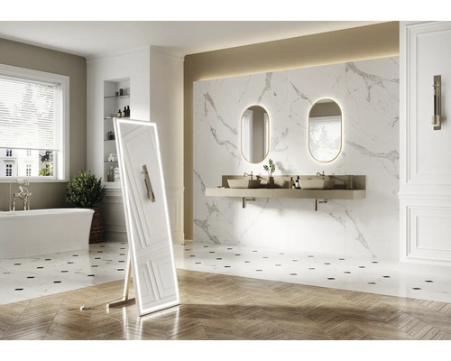 Svetlá kúpeľňa s vaňou, umývadlom s dvomi umývadlami, zrkadlami a LED stojacim zrkadlom