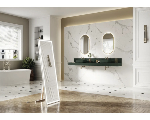 Svetlá kúpeľňa s vaňou, umývadlami, zrkadlami a obkladmi so vzhľadom mramoru