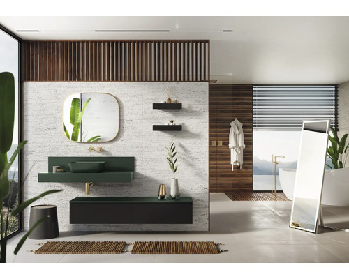 Svetlá kúpeľňa s umývadlom, zrkadlom, vaňou a drevenými detailmi pre modernú a relaxačnú atmosféru.