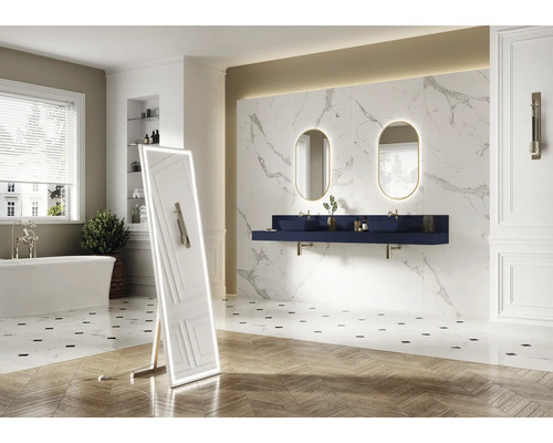 Kúpeľňa s vaňou, umývadlová skrinka s dvoma umývadlami a zrkadlom