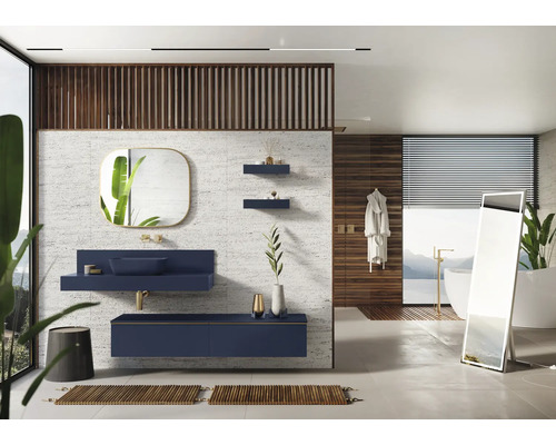 Svetlá kúpeľňa s umývadlom, zrkadlom, vaňou a drevenými detailmi pre príjemnú atmosféru