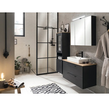 Kúpeľňa so sprchou, skrinkou pod umývadlo, zrkadlovou skrinkou a držiakom na uteráky v modernom dizajne.