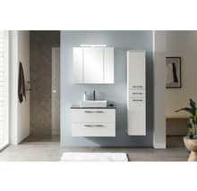 Moderná kúpeľňa s umývadlovou skrinkou, zrkadlovou skrinkou a vysokou skrinkou