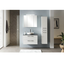 Moderná kúpeľňa s umývadlom, zrkadlovou skrinkou a vysokou skrinkou na kúpeľňové doplnky