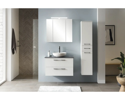 Moderná kúpeľňa s umývadlom, zrkadlovou skrinkou a vysokou skrinkou na kúpeľňové doplnky