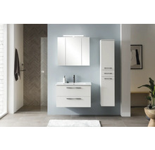 Kúpeľňa s umývadlovou skrinkou, zrkadlovou skrinkou a vysokou skrinkou