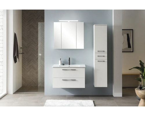 Kúpeľňa s umývadlovou skrinkou, zrkadlovou skrinkou a vysokou skrinkou