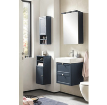 Moderná kúpeľňa s umývadlovou skrinkou, zrkadlovou skrinkou a závesnými skrinkami pre úložný priestor