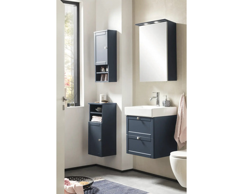 Moderná kúpeľňa s umývadlovou skrinkou, zrkadlovou skrinkou a závesnými skrinkami pre úložný priestor