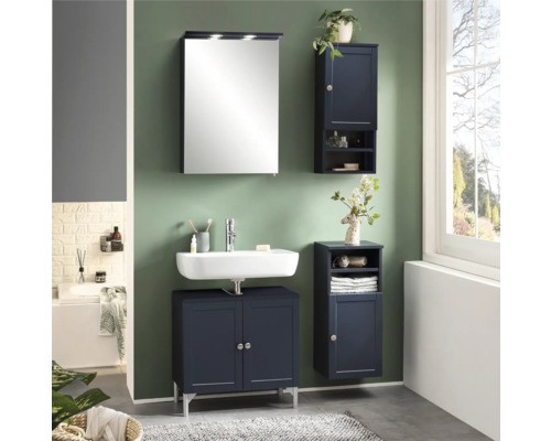 Kúpeľňa s umývadlovou skrinkou, umývadlom, zrkadlovou skrinkou a vysokými skrinkami