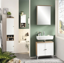 Kúpeľňa s umývadlom, zrkadlovou skrinkou a vysokou skrinkou v bielej farbe a vzhľade dreva