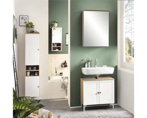 Kúpeľňa s umývadlom, zrkadlovou skrinkou a vysokou skrinkou v bielej farbe a vzhľade dreva