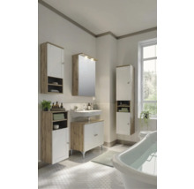 Kúpeľňa s umývadlom, zrkadlovou skrinkou, závesnou skrinkou a vaňou