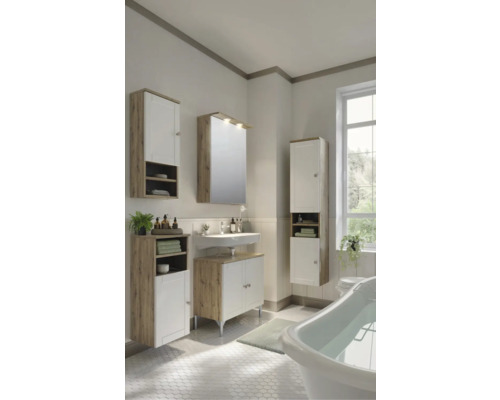 Kúpeľňa s umývadlom, zrkadlovou skrinkou, závesnou skrinkou a vaňou