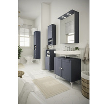 Svetlá kúpeľňa s umývadlovou skrinkou, zrkadlovou skrinkou s osvetlením a vysokou skriňou