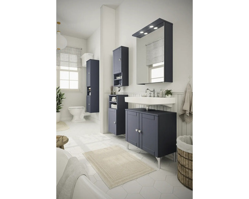 Svetlá kúpeľňa s umývadlovou skrinkou, zrkadlovou skrinkou s osvetlením a vysokou skriňou